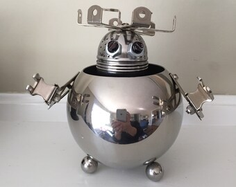 Robot sculpture: Maggie