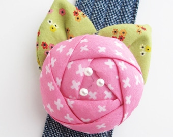 Bracelet Pin Cushion Cuff | Wrist band flower pincushion makes a great sewing gift for quilters or seamstress or anyone who loves to sew!