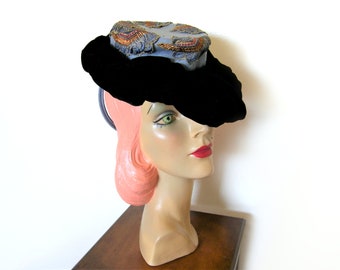 Vintage Light Blue Wool/Black Velvet Tilt Hat w/Chignon Ring~ Circa 1940's