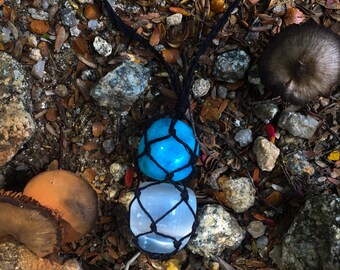 Crystal necklace with hemp cord