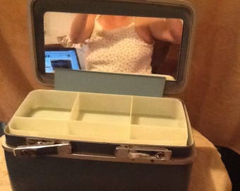Vintage 1950s Royal Traveller Medalist Samsonite cosmetic case train suitcase