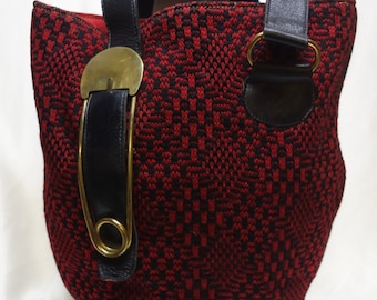ROGER VAN S Vintage 60s Red/Black Knit Purse with Safety Pin