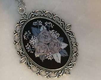 GR6 Gray roses necklace