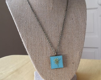 Queen Ann's Lace is square bronze bezel