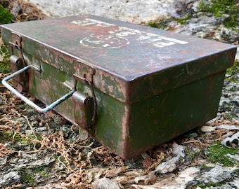 Antique Army Green Steel Industrial First Aid Kit Medical Supply Company Waterproof Emergence First Aid Supply Box Utility Box