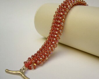 Pearl bracelet with sparkling beads in coral red and Rosé