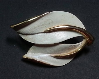 Vtg Sarah Coventry enameled white and goldtone leaf clip on earrings