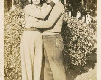 vintage photo 1929 Cute Flapper Couple Hugs