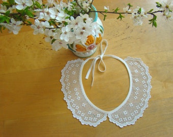 Charming vintage Lace Collar from the 70's.