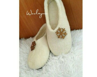 Merino Wool slippers with sole House shoes Christmas gift for mom slippers Felted slippers Winter Slippers Handmade slippers Wood snowflakes