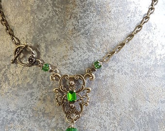 Green retro vintage necklace