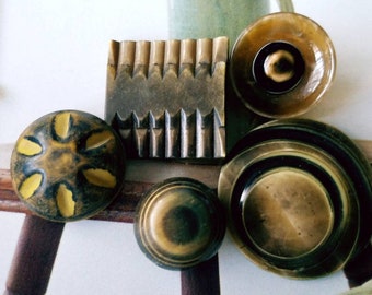 Vintage Buttons -Mid Century Modern mix of olive green celluloid and 5 medium to large (apr 362 18)