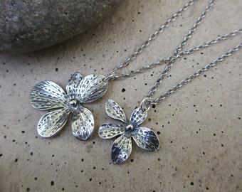 Mother Daughter Necklace Set, Flower Pendant Silver Necklaces, Valentines Gift for Mom, Mothers Necklace