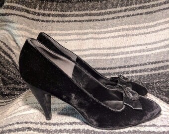 Vintage DeLiso Velvet & Satin Rhinestone Bow Heels Size 8B Party Shoes