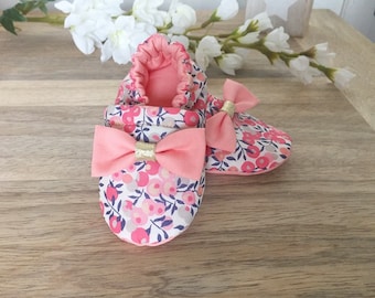Slippers in Liberty fabric Wiltshire with his little Golden bow and coral pink sweet pea