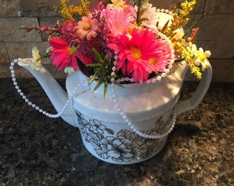 Teapot Centerpiece / Alice in Wonderland / Mad Hatter Party