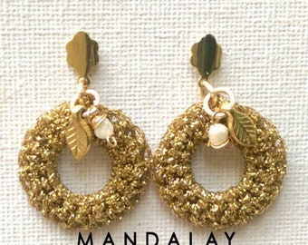 Earring circulates in metallic lame yarn