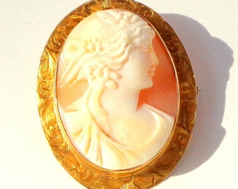 Victorian, 10K Gold, Hand Carved Conch Shell, Cameo Pendent/Brooch, Vintage Cameo