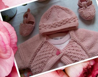 Set crossover, bonnet and booties