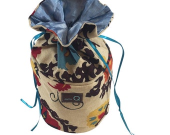 Della Q Pippa Yarn Dispenser 240-1 in a Variety of Fabrics