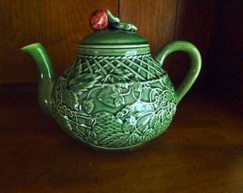 Majolica Strawberry 7 Pieces Tea Set Bordallo Pinheiro Portugal