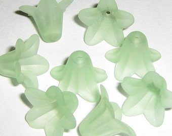 Hand Dyed 18mm Mint Green Lucite Trumpet Flowers (tf18mm10)