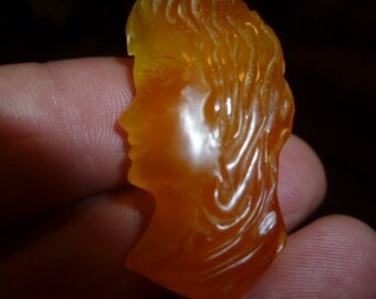 Amber hand-carved womens face 30,5 ct Unique