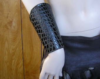 Dark brown reptile embossed leather cuffs, size small 7", bracers, vambraces, gauntlets, greaves, leather armor, with brass snps
