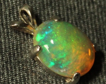 Sterling silver Ethiopian crystal opal necklace 11.9 x 9.2 mm oval, 2.71 ct