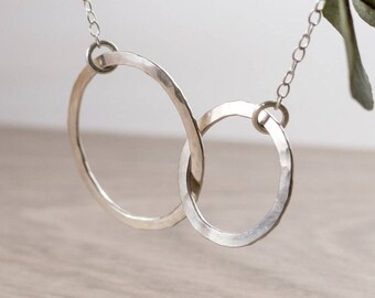 Interlocking Circles Necklace - Mother Daughter Necklace - Infinity Necklace - Geometric Necklace - Bridesmaid Gift Minimalist Jewelry