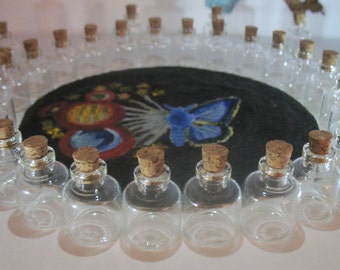Bitty 100 ml 4 botellas con corchos y aberturas estrechas. Viales de pequeñas embarcaciones. Collar de la botella del mensaje. Tarro de cristal de botella. Collar del colgante del vidrio.