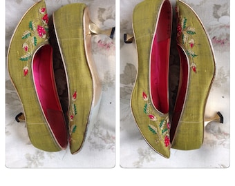 60's Taj of India green silk Strawberry embroidered pointed toe pumps 8M