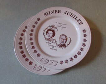 Pair of 1977 special edition commemorative Silver Jubilee plates, Queen Elizabeth II