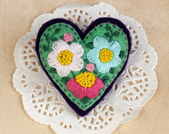 Hand embroidered flowers heart brooch, Embroidery flowers, heart brooch, embroidery art jewelry, gift for her, Gift for mom
