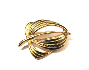 Vintage Gold Tone Leaf Pin Brooch