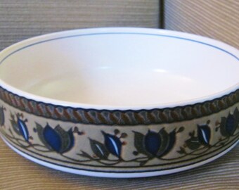 Mikasa Intaglio Arabella CAC01 Vegetable Serving Bowl 8.25 inch diameter EUC blue and tan intaglio