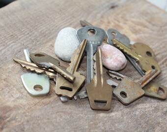 15 Old Vintage Keys for your art