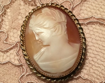 Vintage 1960s Hand Carved Shell Cameo set in Gold Toned Metal