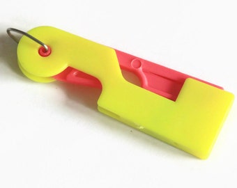 Needle Threader - Plastic Threader - Automatic Needle Threader - Easy to Thread - Simple Push Button Threader - Plastic Threader - OC123