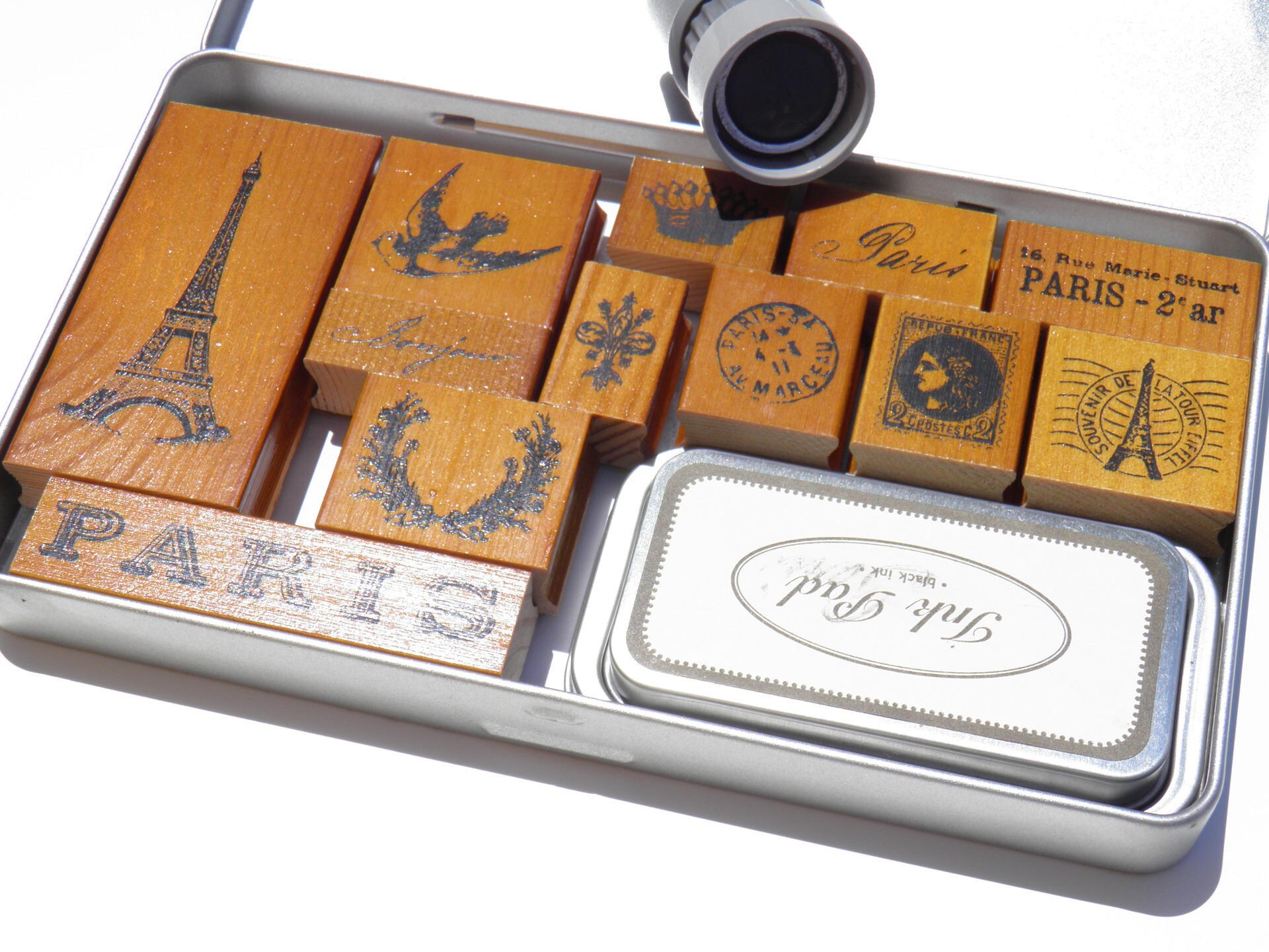 Boite métal 12 tampons PARIS avec encreur 1 mini tampon tour