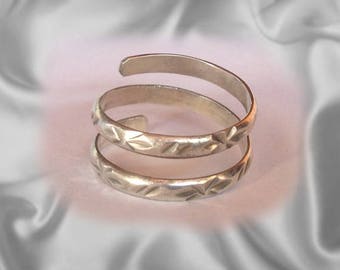 Solid Silver Toe Ring Jewelry - Hand made toe rings engraved in an eye-catching design - Gorgeous adjustable toe jewelry any women can wear.