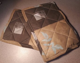 Brown and tan fabric trivet set