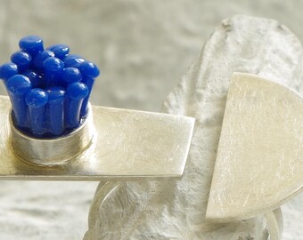 Silver ring with blue plastic, modern, abstract, geometric, striking meervingerring ring ring ring.
