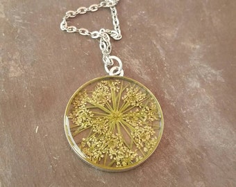 Real Queen Anne's lace necklace - real flower necklace - botanical jewelry - Resin jewelry - Queen Anne's lace - flower pendant