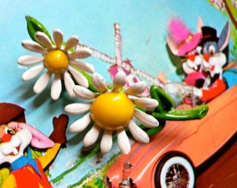 VINTAGE DAISY BROOCH Vibrant Enamel Flowers