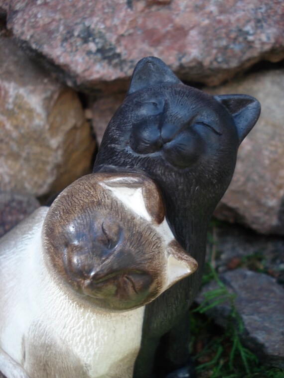siamese cat garden statue