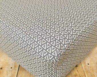 Gray Triangle Fitted Crib Sheet // Gender Neutral Baby Sheet // Cotton Crib Sheet // Geometric Bedding // Modern Baby Nursery // Baby Shower