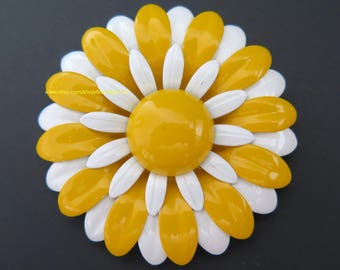 Vintage Enamel Flower Power Pin Yellow White Daisy Brooch