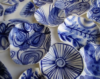 lamellae - Small irregulair undulated handbuilt Handpainted Porcelain dish