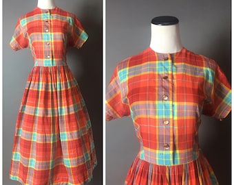 Vintage 50s dress / 1950s dress / shirtwaist dress / cotton dress / fit and flare / plaid dress / day dress 8275